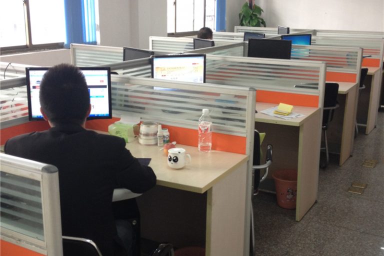 胶带厂业务员正在工作。