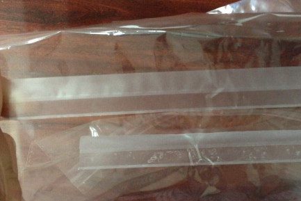 自粘胶袋上面会产生气泡。