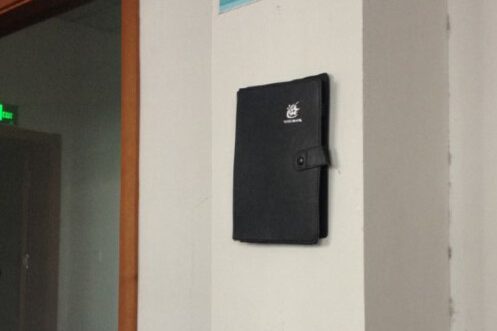 被用破坏性胶带贴到墙上的记事本